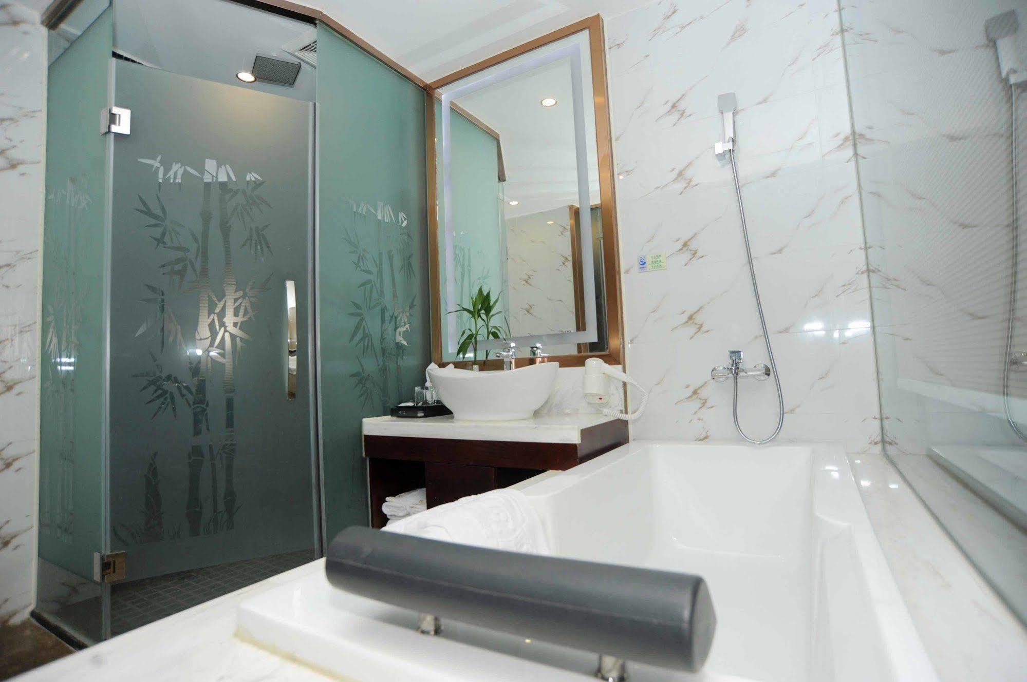 Chengdu Panda Prince Culture Hotel Exterior photo