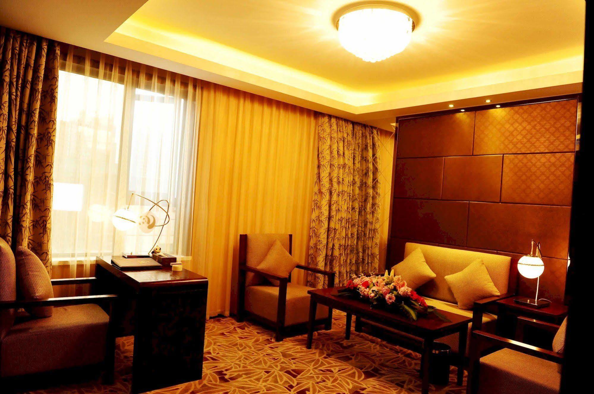 Chengdu Panda Prince Culture Hotel Exterior photo