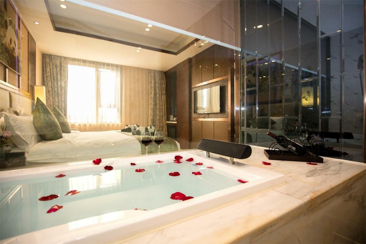 Chengdu Panda Prince Culture Hotel Exterior photo