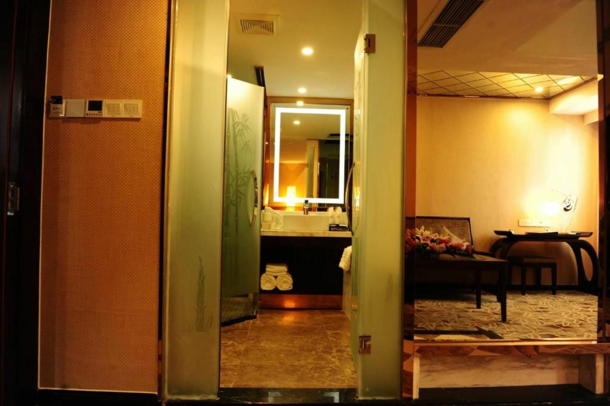 Chengdu Panda Prince Culture Hotel Exterior photo